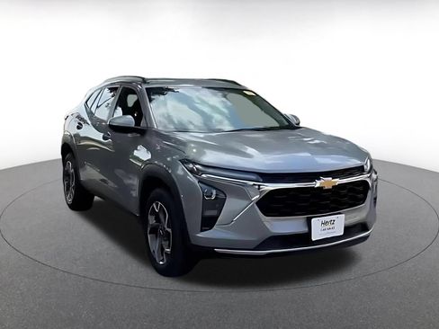 Used 2025 Chevrolet Trax LT FWD image 3