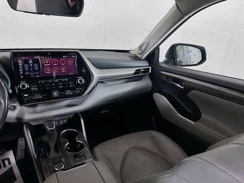 Used 2021 Toyota Highlander Limited image 25