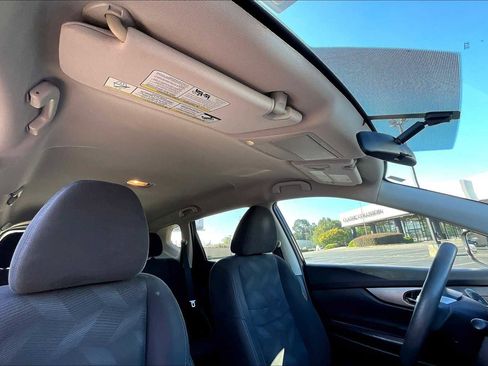 Used 2015 Nissan Rogue SV image 13