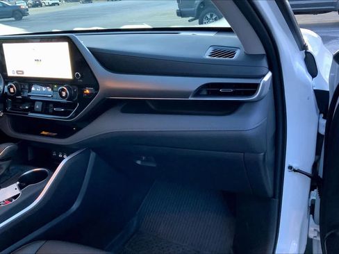 Used 2026 Toyota Highlander XLE image 18