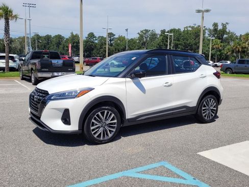 Used 2024 Nissan Kicks SR image 2
