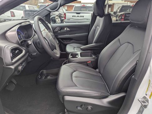 New 2026 Chrysler Pacifica Select image 7
