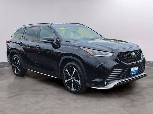 Used 2022 Toyota Highlander XSE AWD/4WD image 3