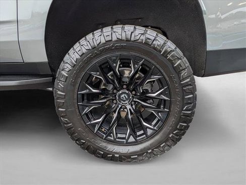 Used 2024 Chevrolet Suburban Premier image 25