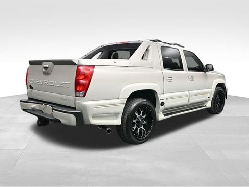 Used 2005 Chevrolet Avalanche Z71 w/ Sun And Sound Package AWD/4WD image 5