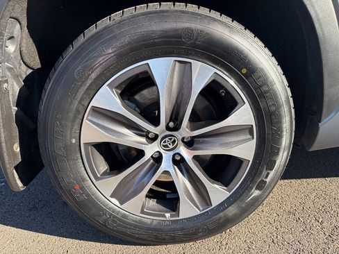 Used 2023 Toyota Highlander XLE image 9