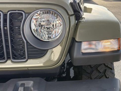 Used 2025 Jeep Gladiator Sport image 9