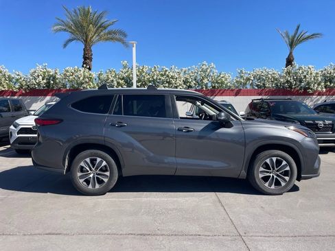 Used 2023 Toyota Highlander XLE image 3