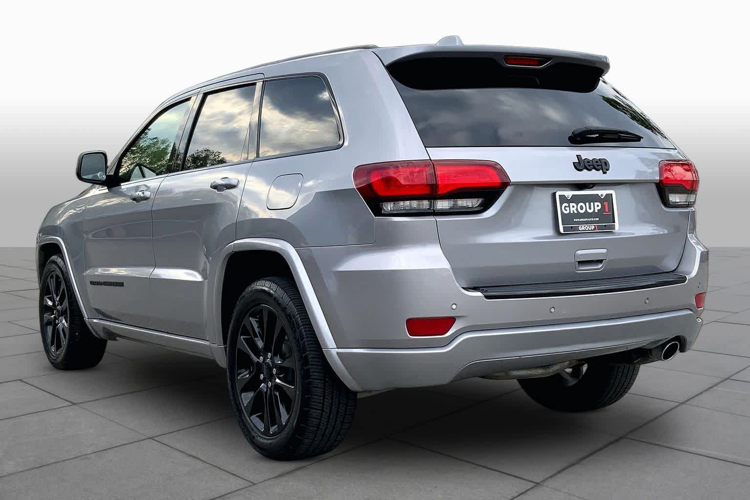 Used 2018 Jeep Grand Cherokee Altitude RWD image 12