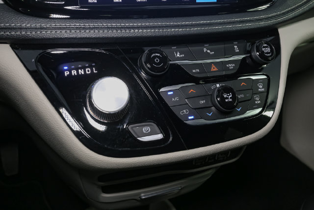 Used 2024 Chrysler Pacifica Limited FWD image 29