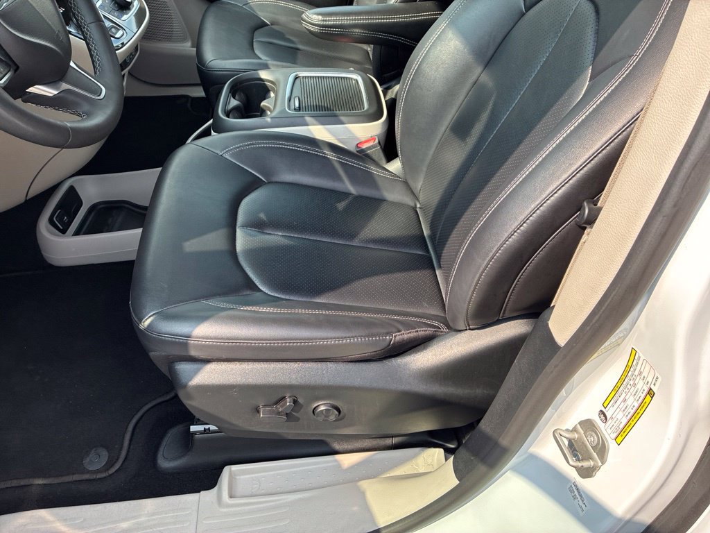 Used 2024 Chrysler Pacifica Touring-L FWD image 12