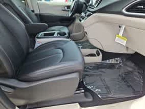 Used 2024 Chrysler Pacifica Touring-L FWD image 27