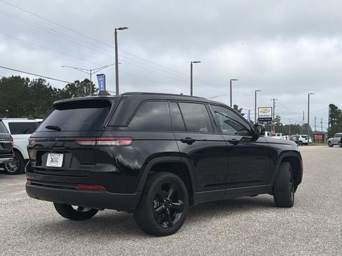 Used 2024 Jeep Grand Cherokee Limited w/ Black Appearance Package AWD/4WD image 8