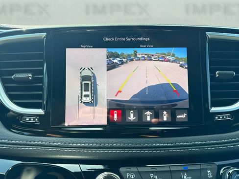 Used 2024 Chrysler Pacifica Premium FWD image 22
