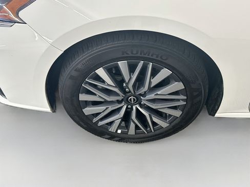Used 2025 Nissan Altima 2.5 SV FWD image 11