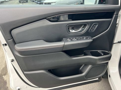 Certified 2025 Honda Pilot TrailSport image 6