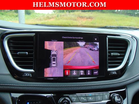 Certified 2025 Chrysler Pacifica Limited FWD image 30