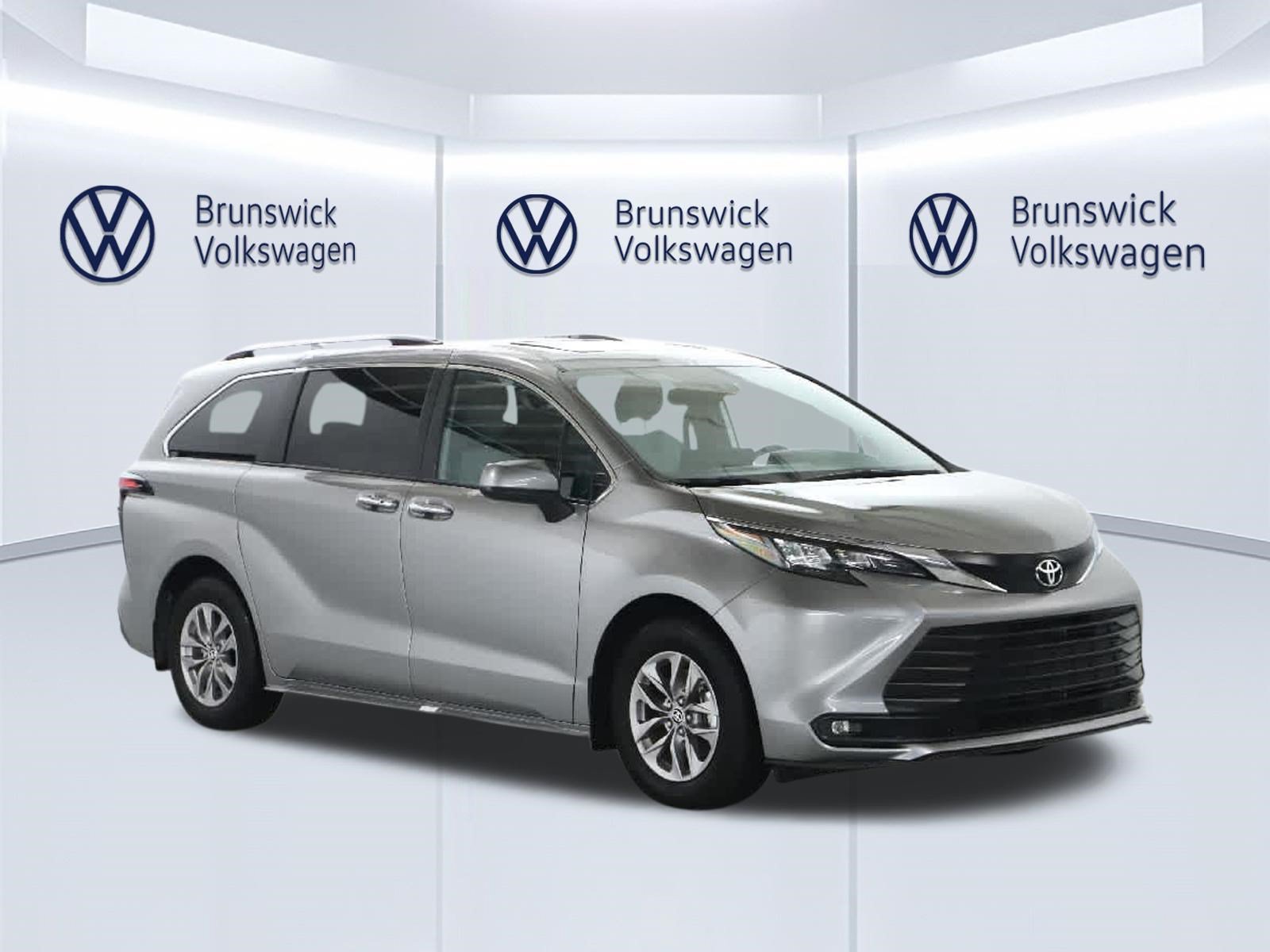 Used 2026 Toyota Sienna XLE AWD/4WD image 9