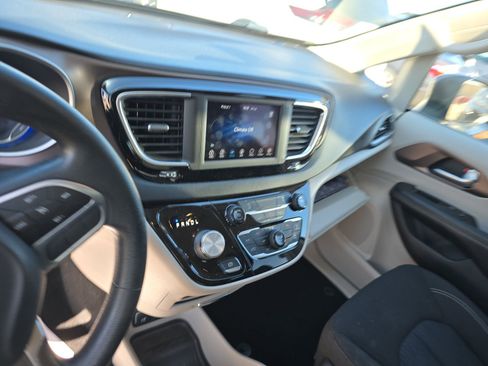 Used 2020 Chrysler Voyager LX FWD image 13
