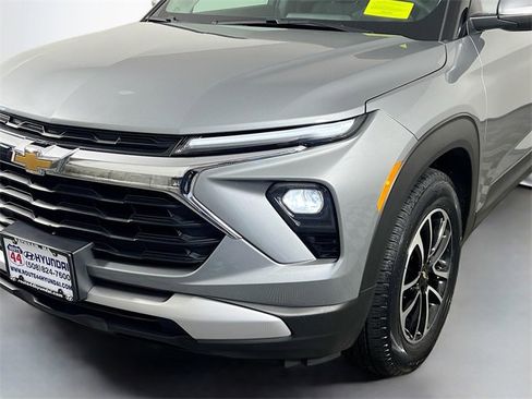 Used 2024 Chevrolet TrailBlazer LT image 2