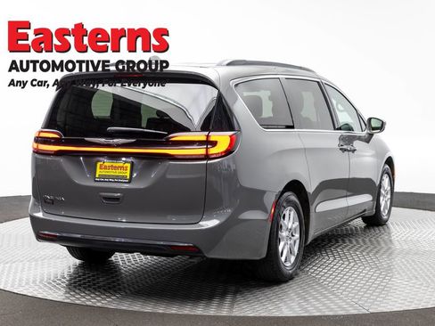 Used 2022 Chrysler Pacifica Touring-L image 5