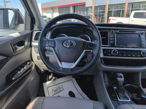 Used 2018 Toyota Highlander XLE AWD/4WD image 13