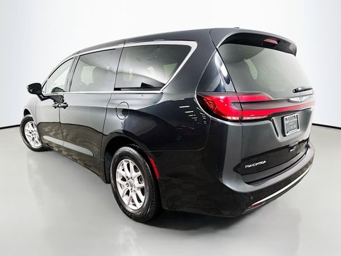 Used 2023 Chrysler Pacifica Touring-L image 5