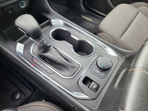 Used 2021 Chevrolet Traverse LT image 22