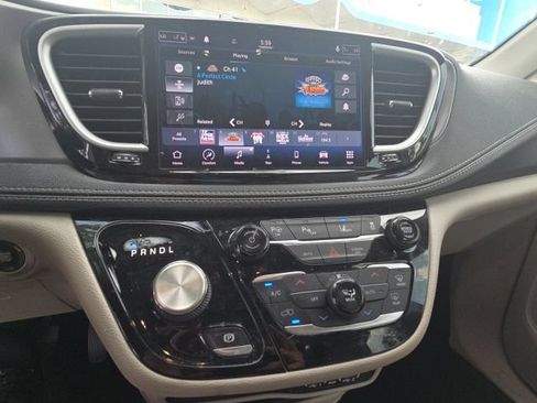 Used 2021 Chrysler Pacifica Touring-L FWD image 13
