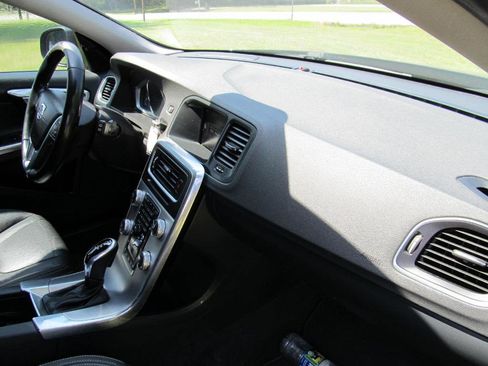 Used 2018 Volvo V60 T5 Dynamic w/ Vision Package image 35