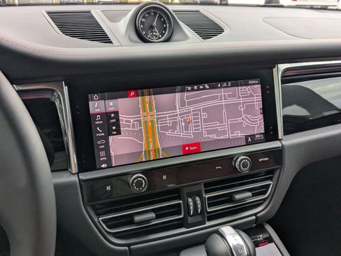 Used 2025 Porsche Macan image 17