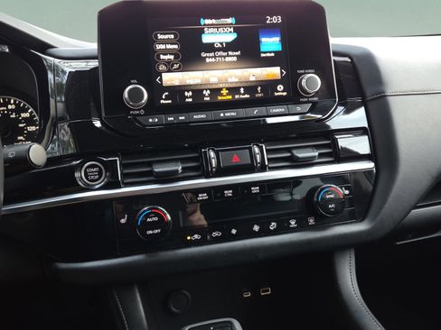 Used 2024 Nissan Pathfinder SV image 18