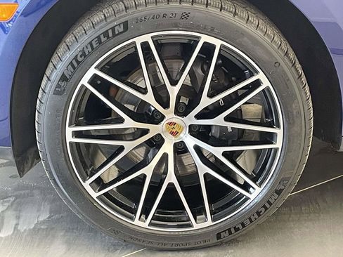 Certified 2022 Porsche Macan AWD/4WD image 11