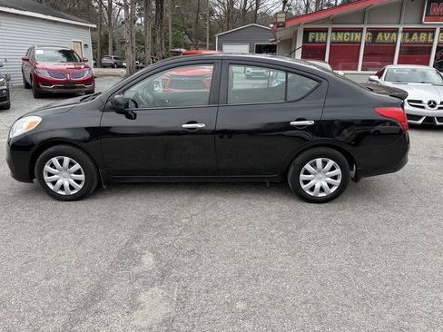 Used 2014 Nissan Versa SV image 3