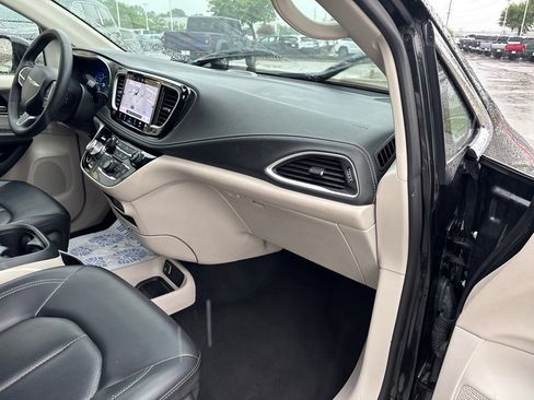 Used 2023 Chrysler Pacifica Touring-L FWD image 47