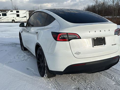 Used 2021 Tesla Model Y Long Range image 9