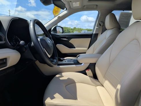 Used 2025 Toyota Highlander XLE FWD image 16