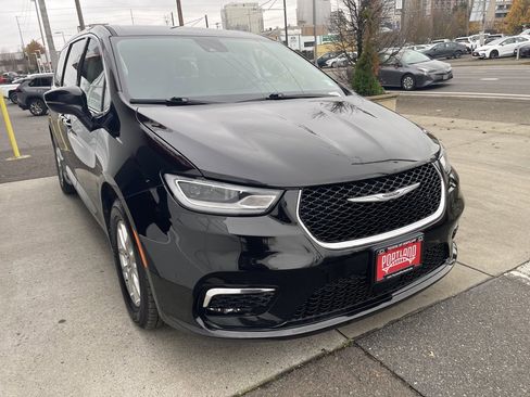 Used 2024 Chrysler Pacifica Touring-L image 38