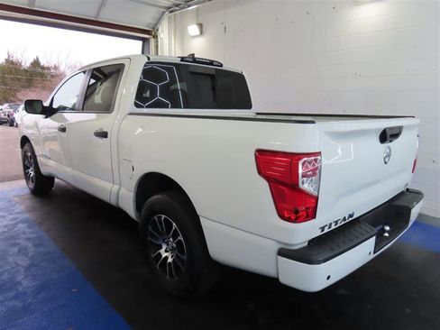 Used 2022 Nissan Titan SV image 10
