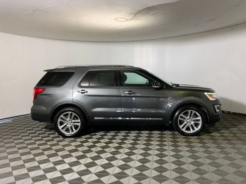 Used 2017 Ford Explorer XLT w/ Equipment Group 202A FWD image 4