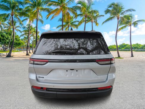 Used 2024 Jeep Grand Cherokee Altitude image 4