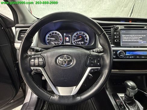 Used 2017 Toyota Highlander XLE AWD/4WD image 4