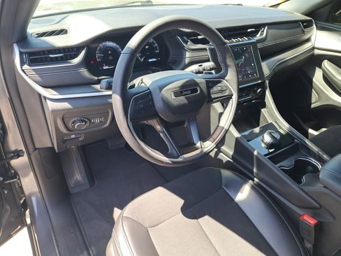 Used 2025 Jeep Grand Cherokee Altitude image 12