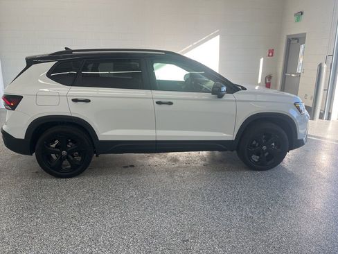 New 2026 Volkswagen Taos SE image 8