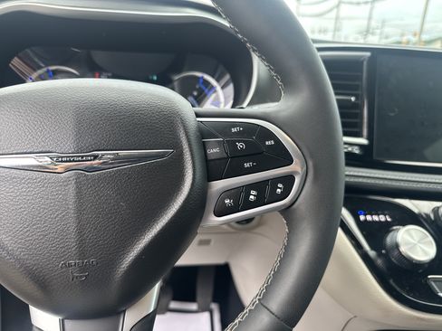 Used 2024 Chrysler Pacifica Limited FWD image 20