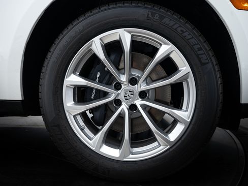 Certified 2025 Porsche Macan image 11