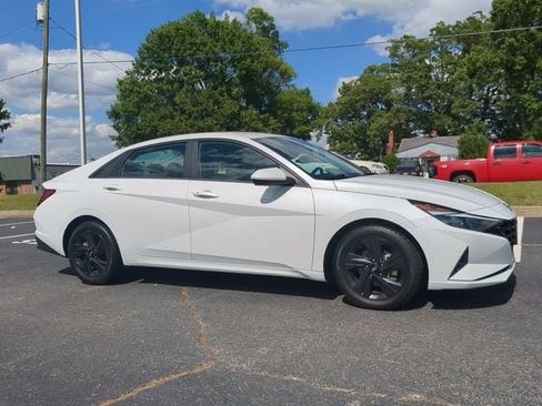 Used 2022 Hyundai Elantra SEL w/ Cargo Package FWD image 2