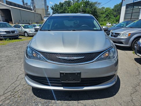 Used 2017 Chrysler Pacifica LX image 2