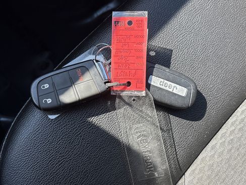 Used 2024 Jeep Compass Latitude image 37