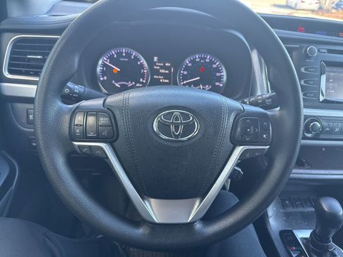 Used 2018 Toyota Highlander LE image 15